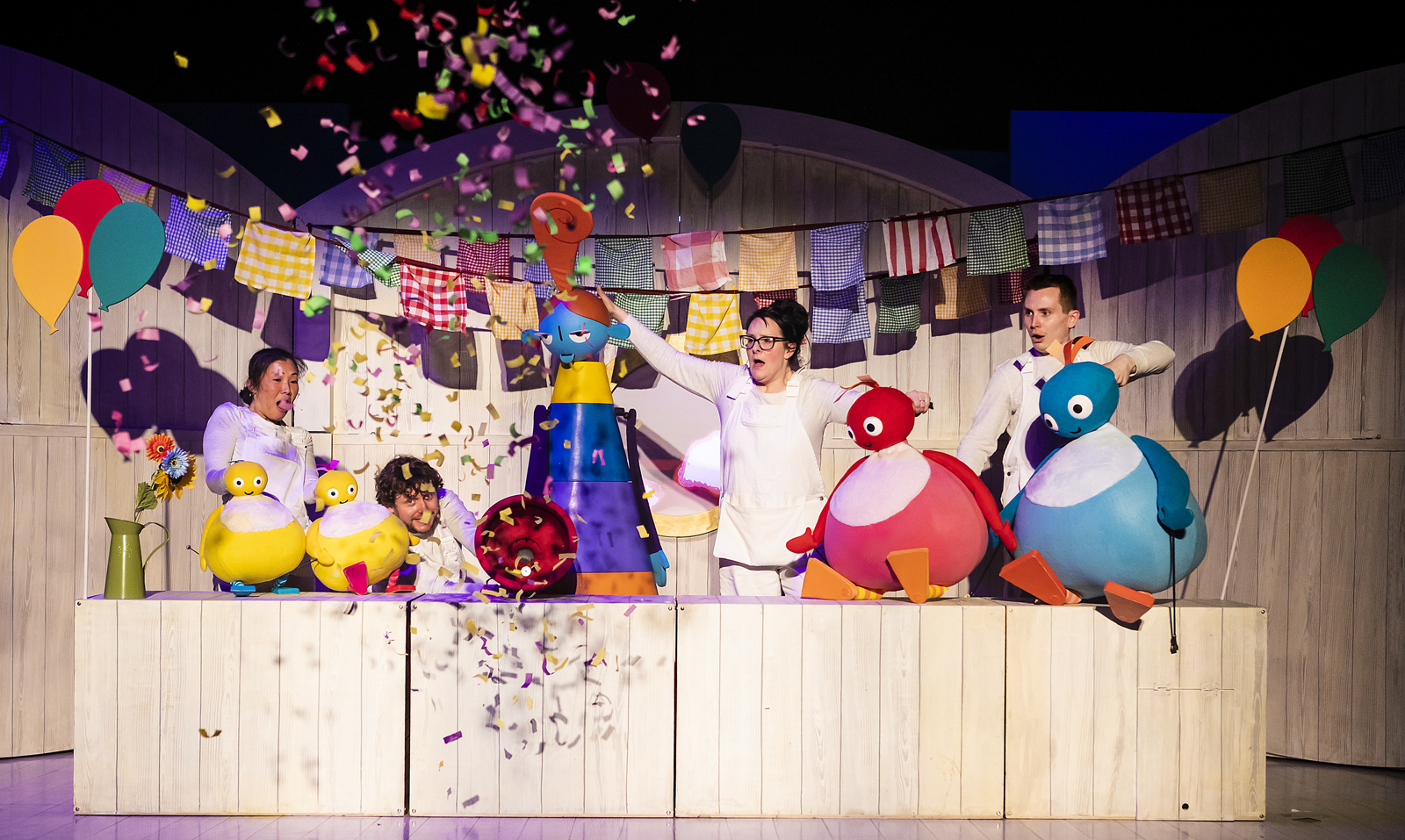 Twirlywoo puppets with confetti